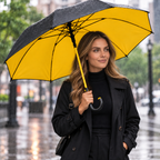 Mulher na chuva com guarda chuva grande de cabo curvo amarelo por dentro