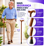 Senhor caminhando apoiado na bengala de madeira estilo jacarandá, com os destaques de empunhadura anatômica, acabamento em madeira, 100 kg de capacidade e ponteira antiderrapante