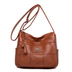 Bolsa feminina transversal Bali caramelo de couro sintético vista de frente