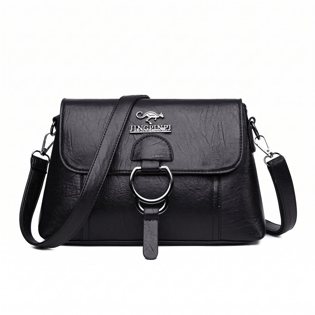 Bolsa clutch feminina transversal preta de couro sintético com aba e argola prateada, vista de frente
