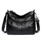 Bolsa transversal crossbody feminina preta de couro sintético vista de frente