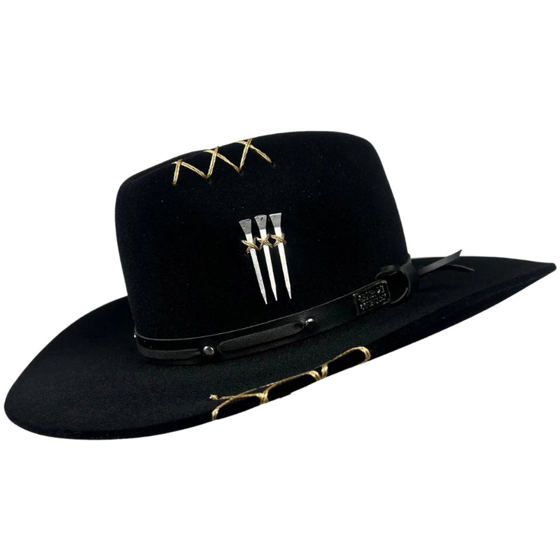 Chapéu country de feltro aba reta 8cm preto, com cravos de metal e costura em X, de frente