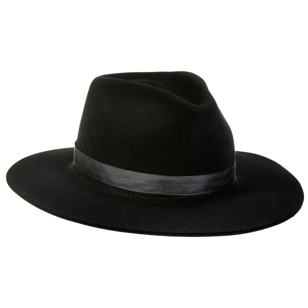 Chapéu Fedora de feltro preto com aba dura, visto de lado