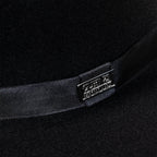 Chapéu Fedora de feltro preto mostrando o forro em cetim