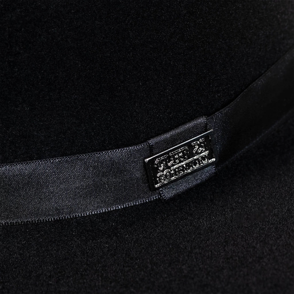 Chapéu Fedora de feltro preto mostrando o forro em cetim