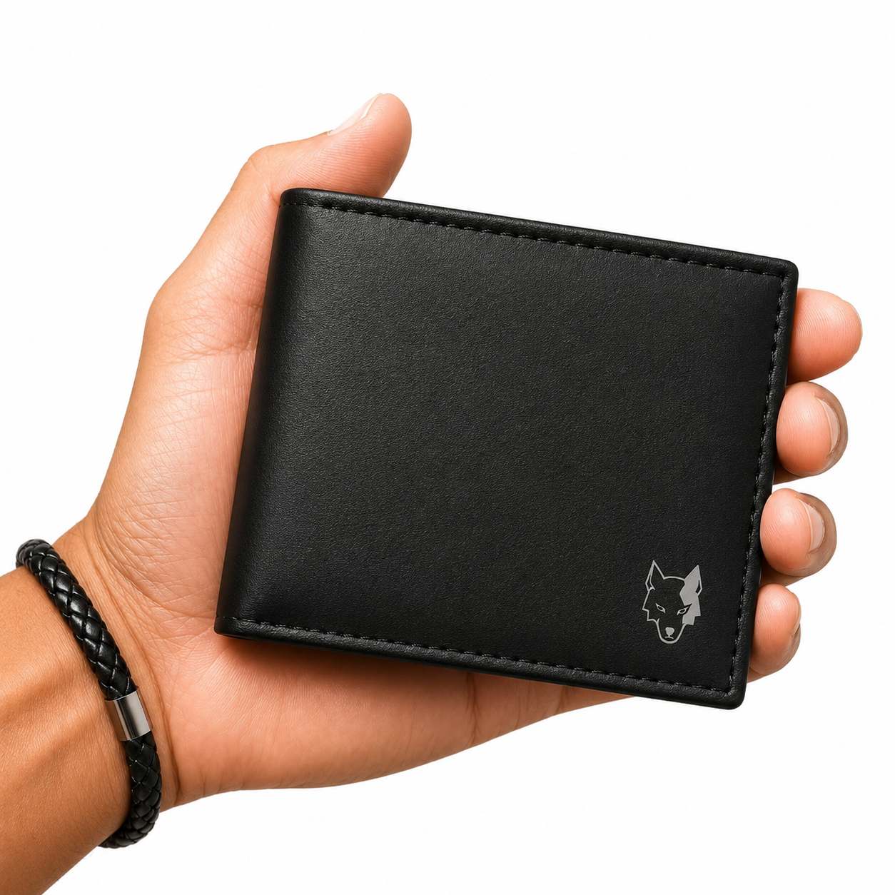 Carteira masculina preta de couro sintético segurada na mão