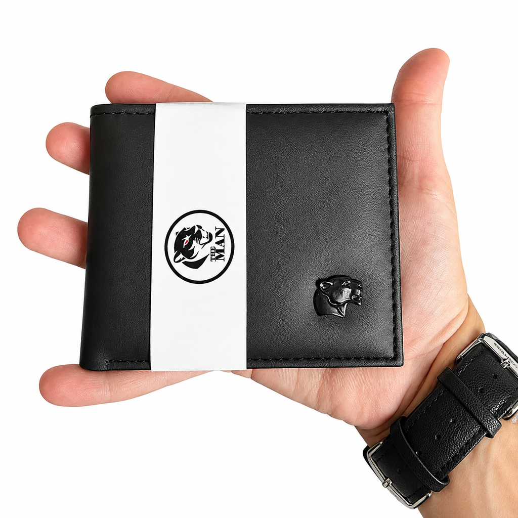 Carteira masculina preta de couro sintético segurada na mão
