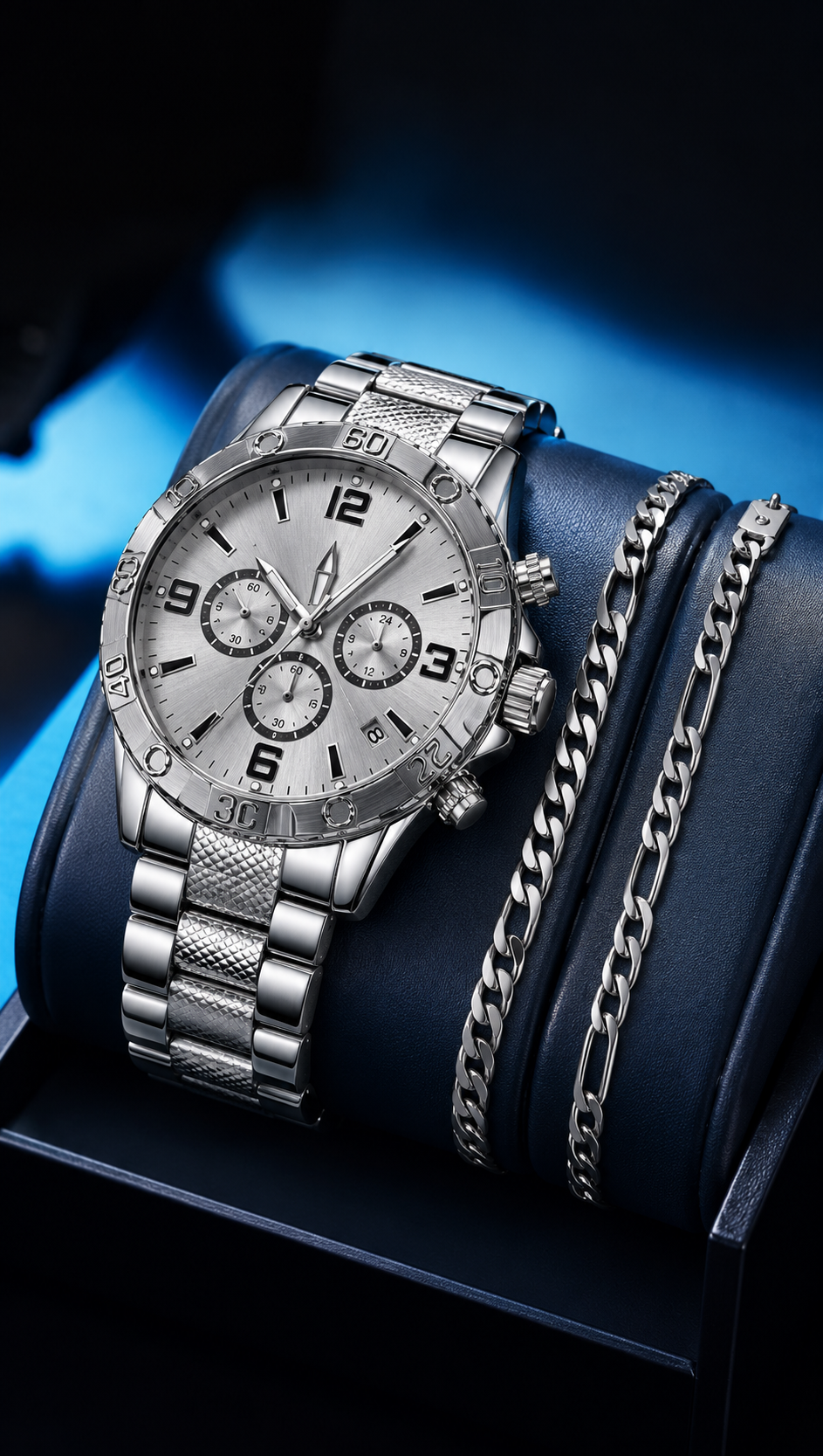 Kit relógio masculino prata quartzo com pulseira e corrente sobre suporte de couro azul