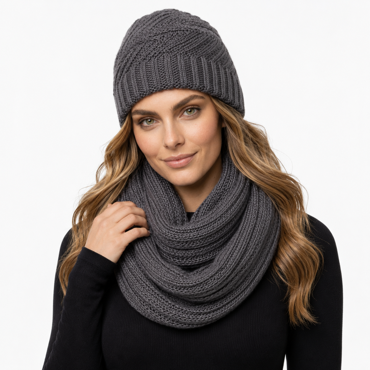 Mulher usando kit touca gorro sem pompom e cachecol gola de tricô canelado cinza, look de inverno