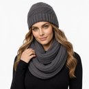 Mulher usando kit touca gorro sem pompom e cachecol gola de tricô canelado cinza, look de inverno