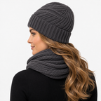 Kit touca e cachecol gola de tricô cinza visto de lado na modelo, gorro sem pompom inverno