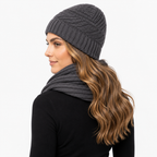 Vista de costas do kit touca gorro e cachecol gola de tricô cinza na modelo