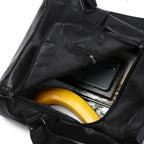 Compartimento interno da mochila antifurto preta com celular e objetos