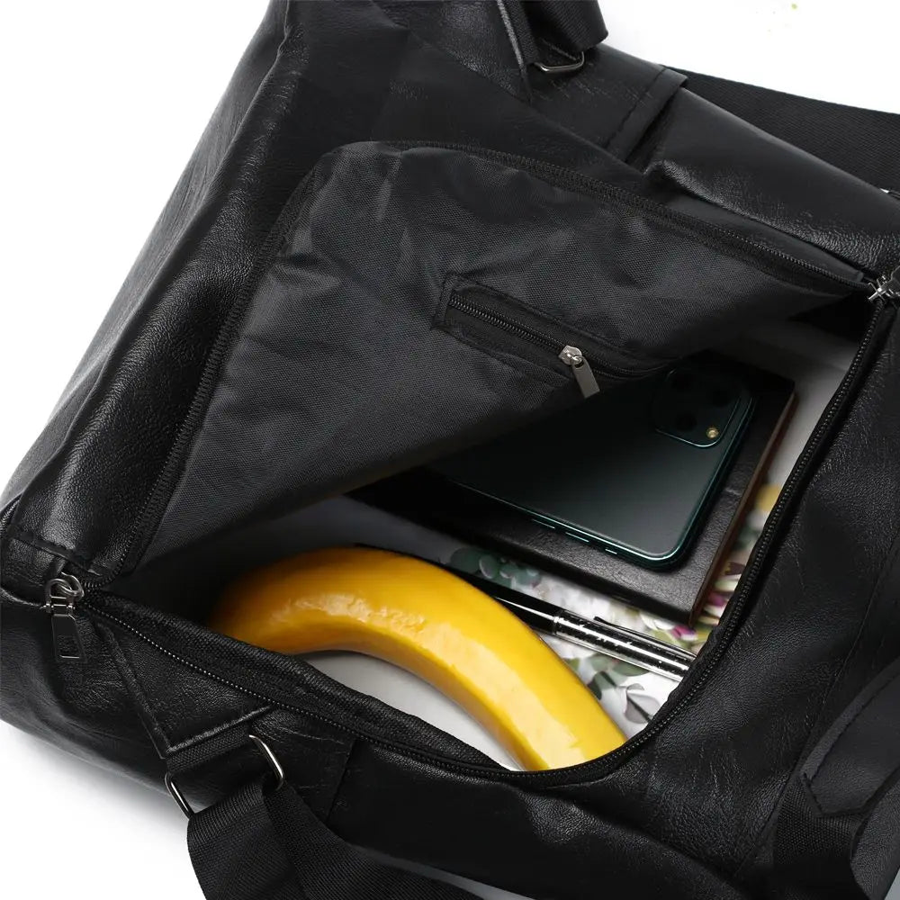 Compartimento interno da mochila antifurto preta com celular e objetos
