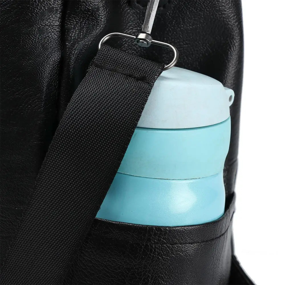 Bolso lateral da mochila antifurto preta com garrafa de água