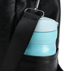 Bolso lateral da mochila antifurto preta com garrafa de água