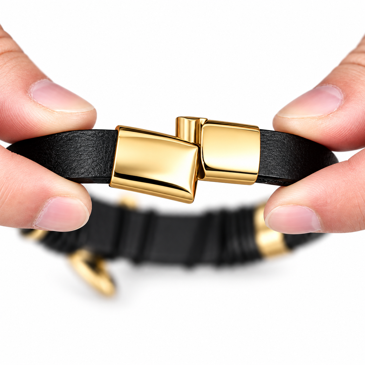 Mãos abrindo o fecho dourado de aço inox da pulseira masculina de couro